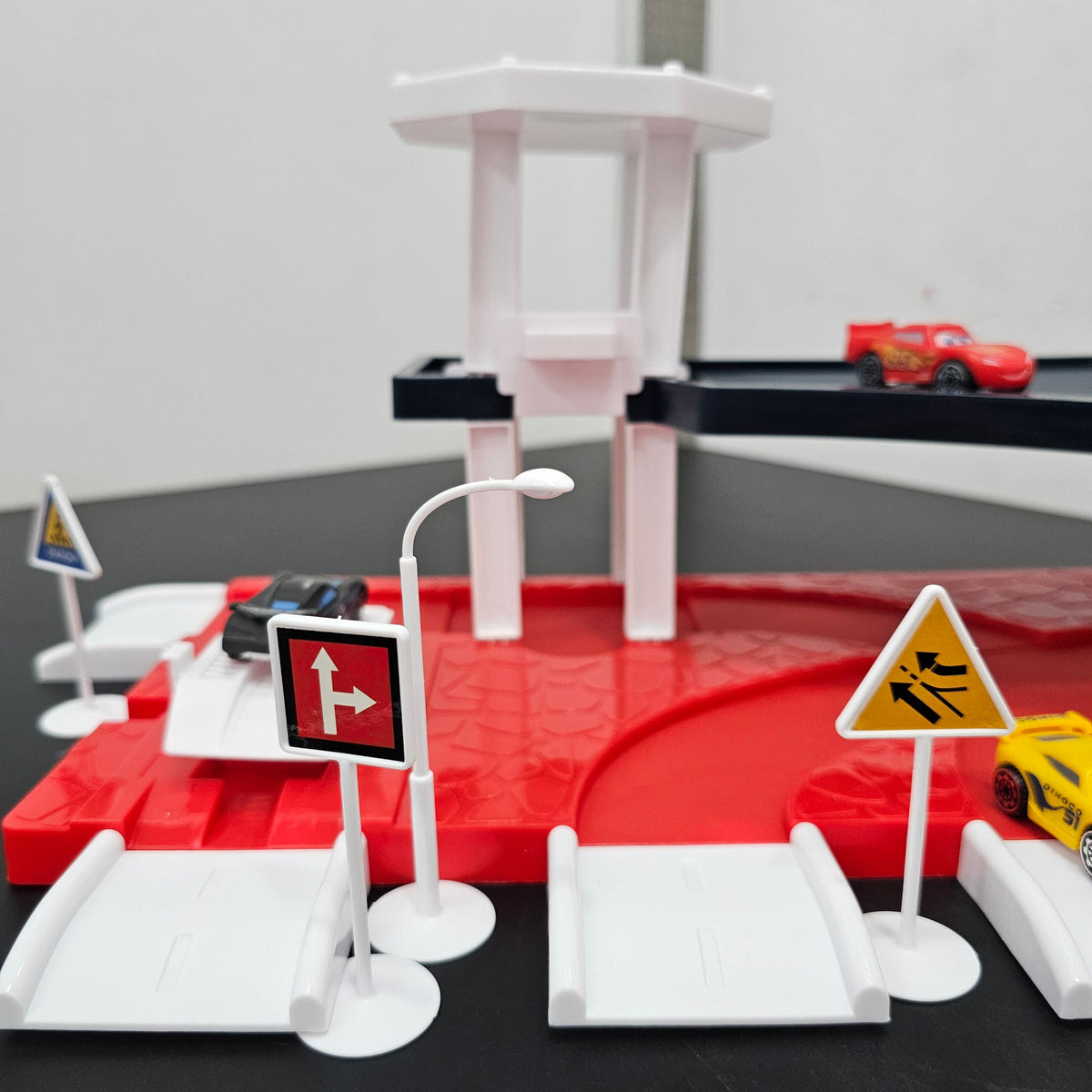 Driven to Win – Cars Parking Lot Playset with 4 Cars, Gas Station & Service Station